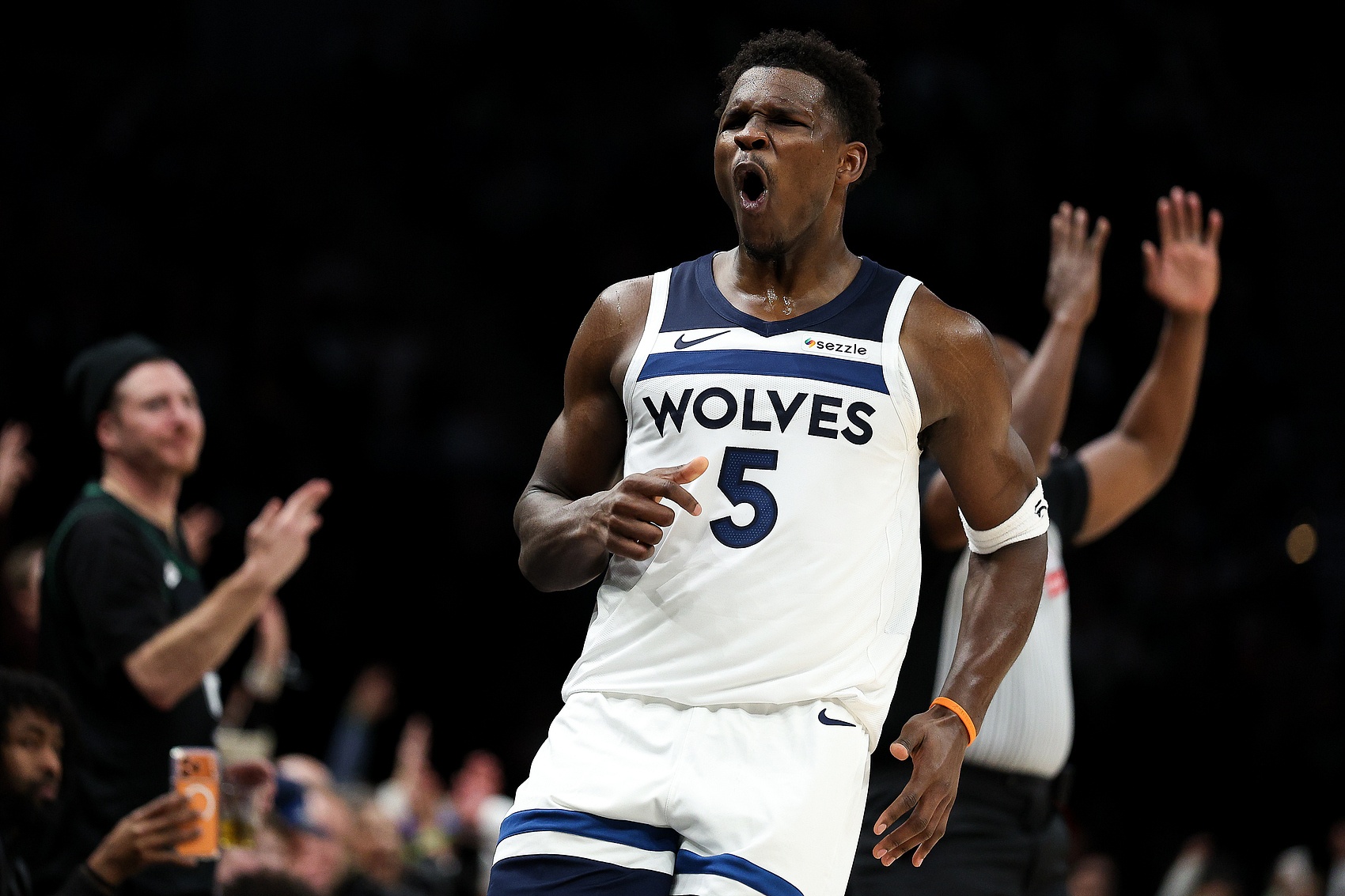 黄金甲体育官方网站-没人能对得上!爱德华兹22中13狂轰42分8板5助 罚球12中12