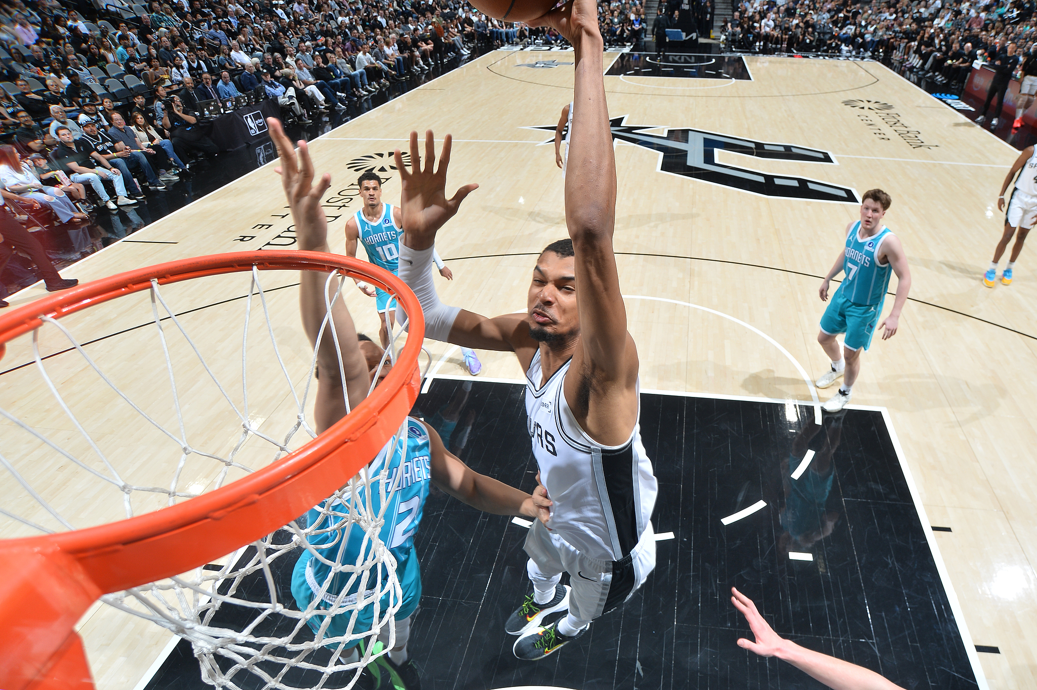 黄金甲体育官方网站-文班亚马复出32+12+8 马刺主场力擒黄蜂