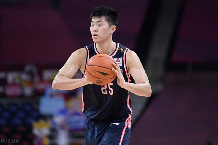 黄金甲体育-杜锋背锅！重用25岁前锋，场均1.6分，打7年没长进，接班周鹏无望|张皓嘉|杜润旺|广东|小前锋|广东男篮_新浪体育_新浪新闻